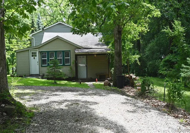 3rd image of 3057 Hillside Dr, Milford, MI 48380 | MLS# 61006185