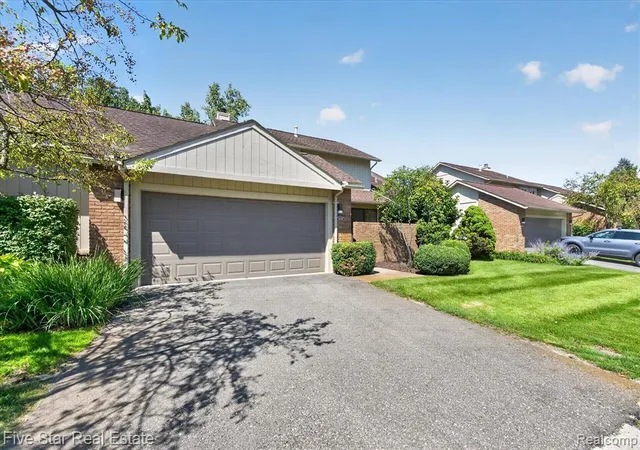 Photo 2 of Condo for sale at 5610 Hillcrest Cir, West Bloomfield, MI 48322 1276 | MLS# 61025832 | Listing updated on 2026-09-01