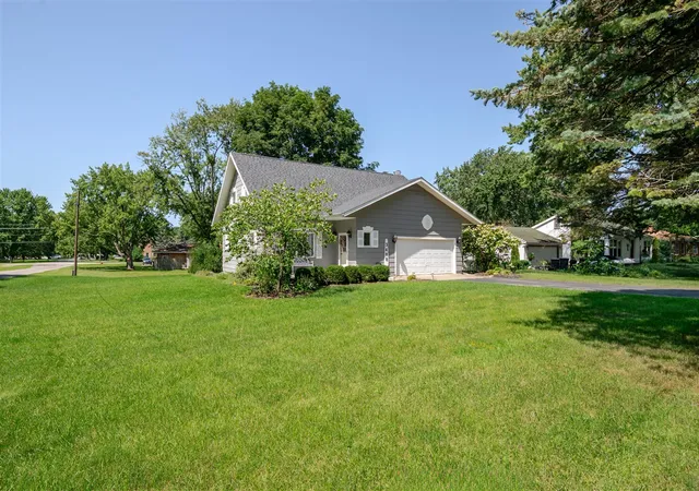 Photo 2 of Single family home for sale at 3408 Locust Ln, Saint Joseph, MI 49085 | MLS# 70554081 | Listing updated on 2026-09-13