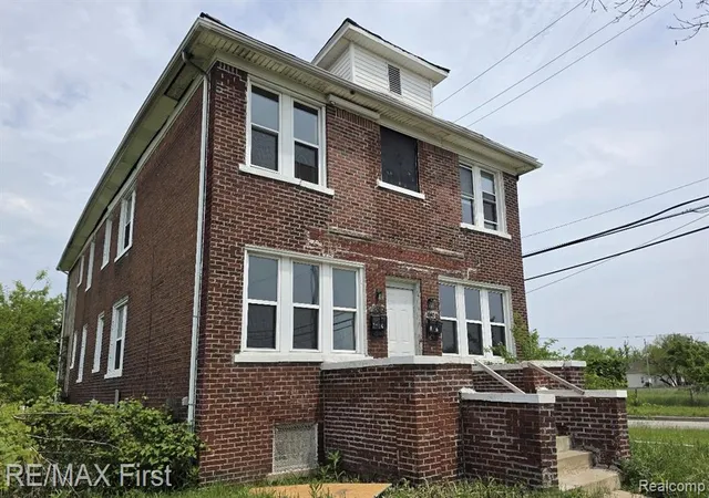 Photo 2 of Sale Pending at 6400 Seminole St, Detroit, MI 48213 | MLS# 61001139 | Listing updated on 2026-07-29