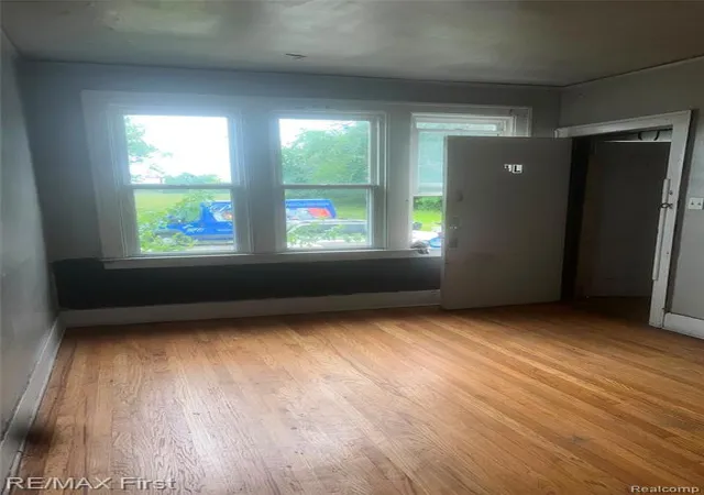 Photo 3 of Sale Pending at 6400 Seminole St, Detroit, MI 48213 | MLS# 61001139 | Listing updated on 2026-07-29
