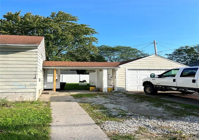 4th image of 2 Congress Court D, Saginaw, MI 48602 | MLS# 60923128