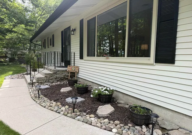 Photo 2 of Single family home for sale at 3952 E Kens Ln, Midland, MI 48642 | MLS# 50219947 | Listing updated on 2026-08-28