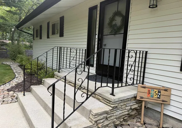 Photo 3 of Single family home for sale at 3952 E Kens Ln, Midland, MI 48642 | MLS# 50219947 | Listing updated on 2026-08-28
