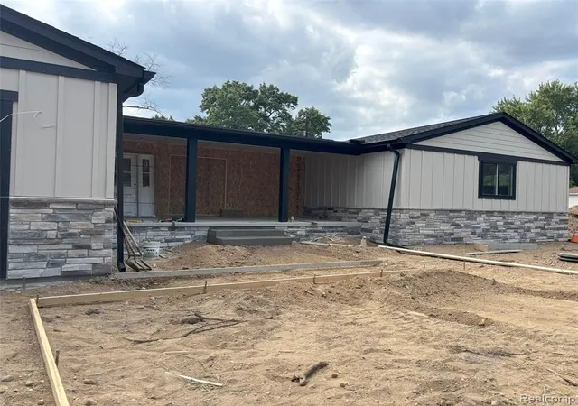 2nd image of 6119 N Ashland St, Commerce Twp, MI 48382 3610 | MLS# 61021562
