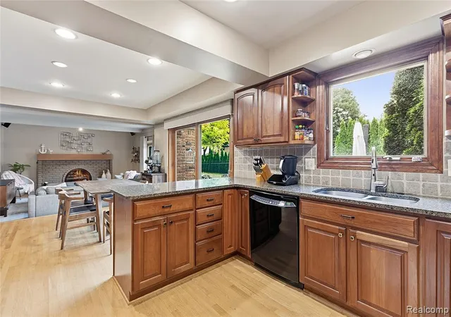 3rd image of 2066 Jeffrey Dr, Troy, MI 48085 | MLS# 61020442