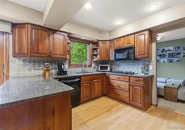 4th image of 2066 Jeffrey Dr, Troy, MI 48085 | MLS# 61020442