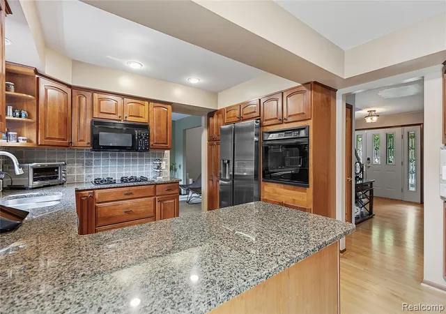 5th image of 2066 Jeffrey Dr, Troy, MI 48085 | MLS# 61020442