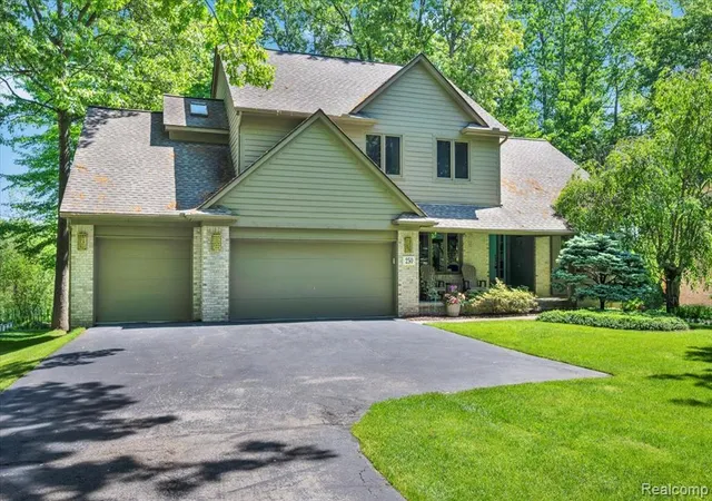 Photo 2 of Single family home for sale at 250 Woodcreek Ct, Commerce Twp, MI 48390 1273 | MLS# 60999450 | Listing updated on 2026-08-31