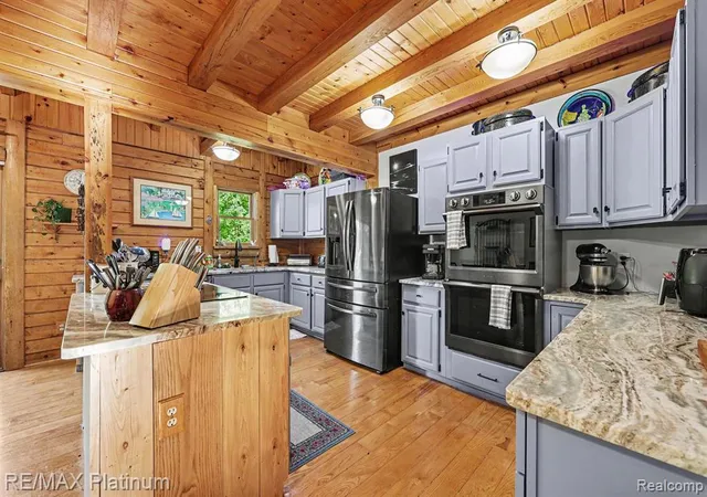Homes for sale in Milford, MI | 1240 N Hickory Ridge Trl, Milford, MI 48380 | MLS# 60998937