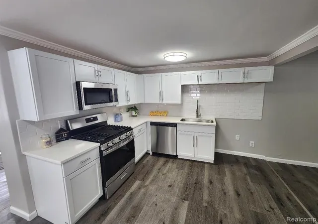 Photo 2 of Single Family Residence at 6063 Catalpa Ave, Sterling Heights, MI 48314 | MLS# 60308633 | | Sold on 2024-07-11