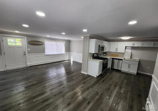 Photo 4 of Single Family Residence at 6063 Catalpa Ave, Sterling Heights, MI 48314 | MLS# 60308633 | | Sold on 2024-07-11