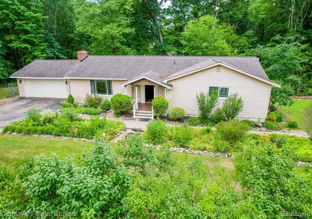 Photo 2 of Single family home for sale at 5262 Conifer Dr, Columbiaville, MI 48421 | MLS# 61010887 | Listing updated on 2026-08-23
