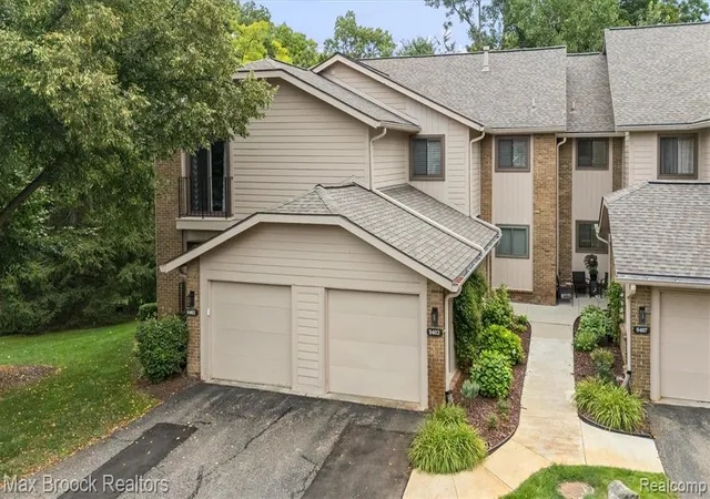 Listing Photo 2 - Condo for sale in building located at 6461 Maple Hls Dr, Bloomfield Hills, MI 48301