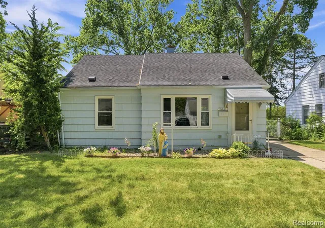 Photo 2 of Single family home for sale at 10401 Albany St, Oak Park, MI 48237 3904 | MLS# 61011789 | Listing updated on 2026-08-30