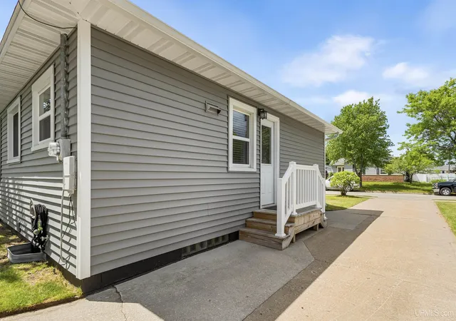Homes for sale in Gladstone, MI | 1515 Dakota Ave, Gladstone, MI 49837 | MLS# 50211628