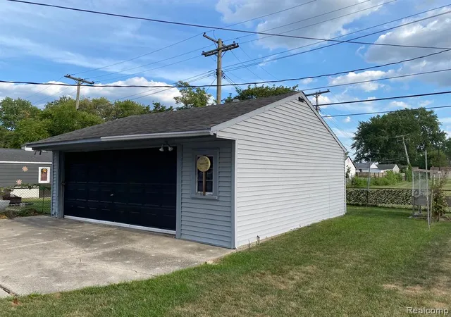 Photo 3 of Sale Pending at 16774 Sarmorr St, Roseville, MI 48066 3212 | MLS# 61022790 | Listing updated on 2026-09-14