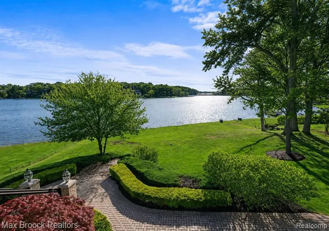 2nd image of 1832 Long Lake Shore Dr, Bloomfield Hills, MI 48302 | MLS# 61022063