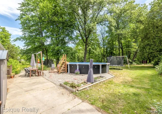 Homes for sale in Fort Gratiot, MI | 3750 Parker Rd, Fort Gratiot, MI 48059 | MLS# 61000991