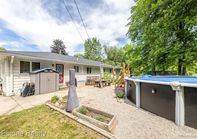 Homes for sale in Fort Gratiot, MI | 3750 Parker Rd, Fort Gratiot, MI 48059 | MLS# 61000991