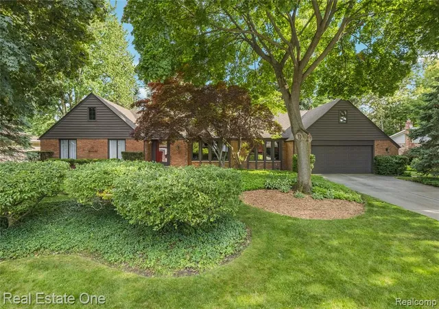 2nd image of 28330 E Blom Dr, Harrison Twp, MI 48045 2200 | MLS# 61023333