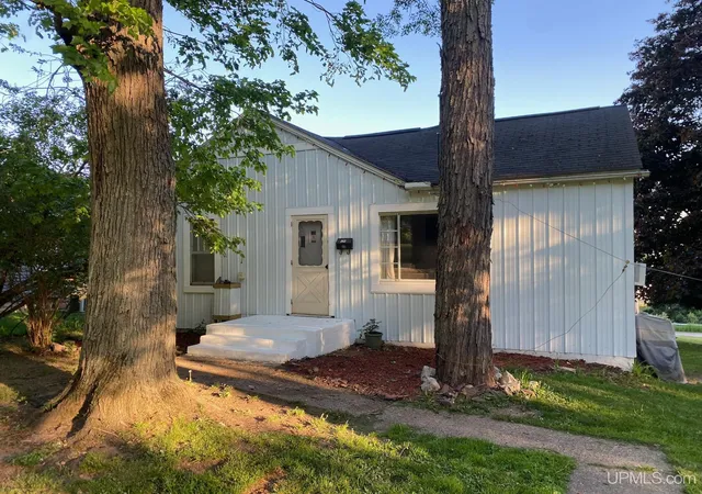 Homes for sale in Iron Mountain, MI | 943 E H St, Iron Mountain, MI 49801 | MLS# 50211204