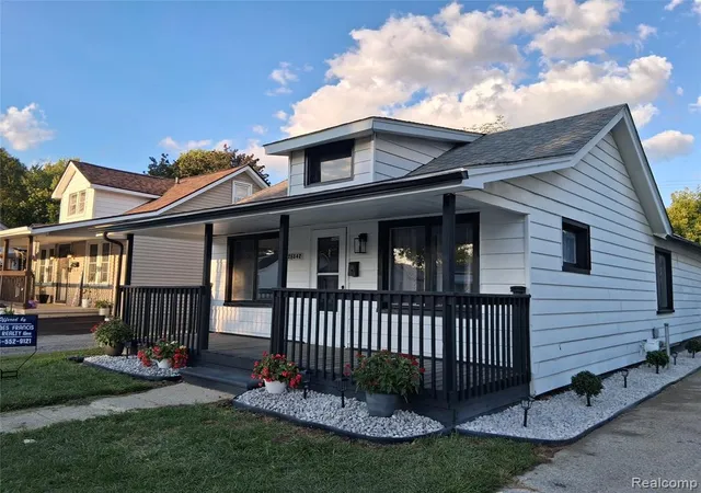 Photo 3 of Sale Pending at 28042 Maple St, Roseville, MI 48066 2430 | MLS# 61025372 | Listing updated on 2026-09-02