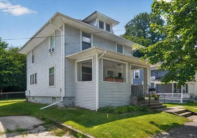 Photo 1 of Single family home for sale at 1017 Woodbridge St, Jackson, MI 49203 | MLS# 70550288 | Listing updated on 2026-08-29