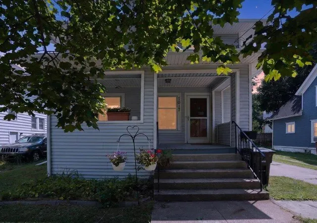 Photo 2 of Single family home for sale at 1017 Woodbridge St, Jackson, MI 49203 | MLS# 70550288 | Listing updated on 2026-08-29