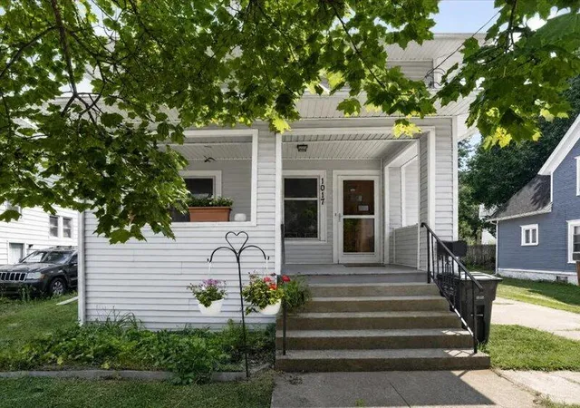 Photo 3 of Single family home for sale at 1017 Woodbridge St, Jackson, MI 49203 | MLS# 70550288 | Listing updated on 2026-08-29