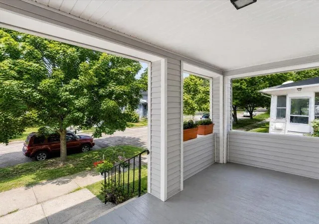 Photo 4 of Single family home for sale at 1017 Woodbridge St, Jackson, MI 49203 | MLS# 70550288 | Listing updated on 2026-08-29