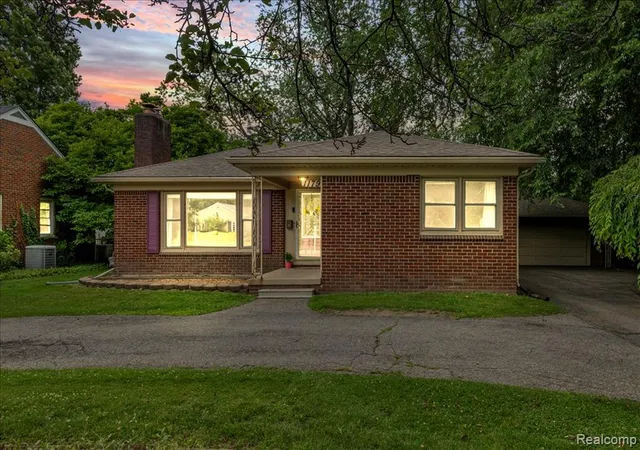 Homes for sale in Grosse Pointe Woods, MI | 1179 Hampton Rd, Grosse Pointe Woods, MI 48236 | MLS# 61006036