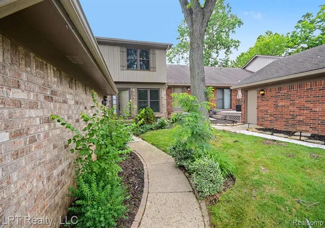 Homes for sale in Rochester Hills, MI | 829 Langdon Ct, Rochester Hills, MI 48307 | MLS# 61003885