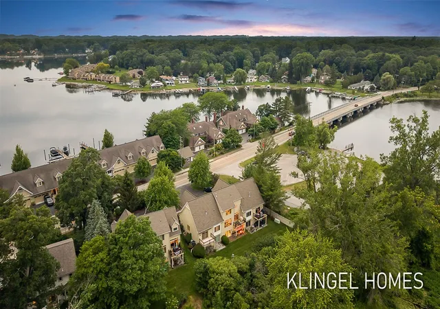 Homes for sale in Spring Lake, MI | 17528 N Fruitport Rd, Spring Lake, MI 49456 | MLS# 70541936