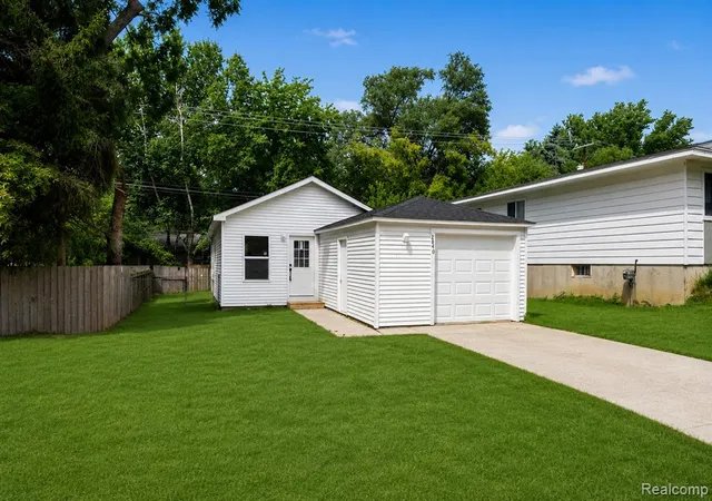 1st image of 2840 Oldsmobile Ave, Waterford, MI 48328 2644 | MLS# 61023981