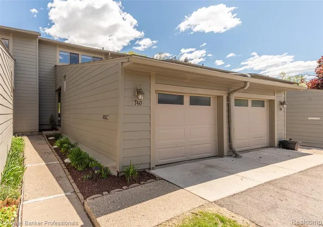 Homes for sale in Ann Arbor, MI | 740 Peninsula Ct, Ann Arbor, MI 48105 | MLS# 60994290