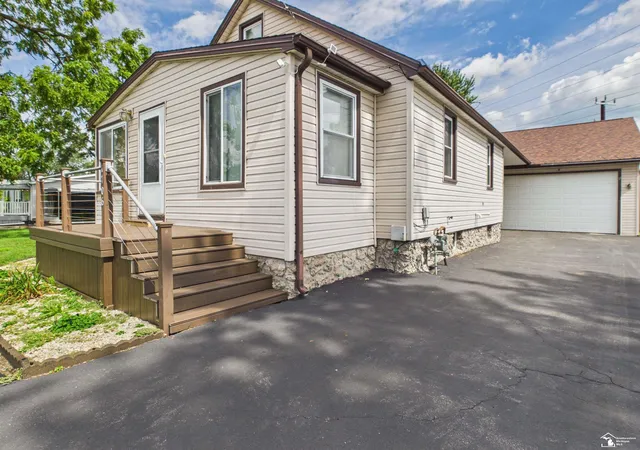 Photo 3 of Sale Pending at 1706 Hemlock St, Monroe, MI 48162 | MLS# 50219564 | Listing updated on 2026-09-03