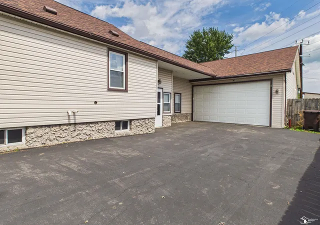 Photo 3 of Sale Pending at 1706 Hemlock St, Monroe, MI 48162 | MLS# 50219564 | Listing updated on 2026-09-03