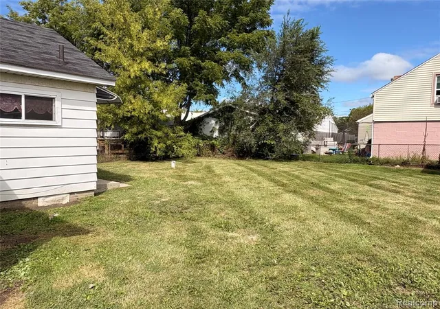 3rd image of 1026 W Scottwood Ave, Flint, MI 48507 3638 | MLS# 61024410