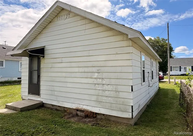 5th image of 1026 W Scottwood Ave, Flint, MI 48507 3638 | MLS# 61024410