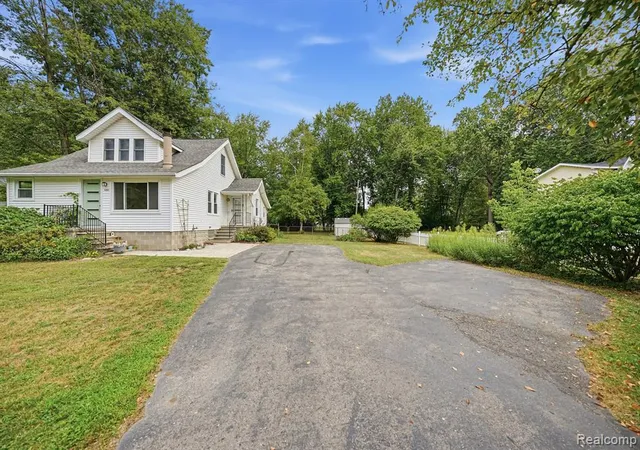 Photo 2 of Single family home for sale at 34004 Kirby St, Farmington Hills, MI 48335 5252 | MLS# 61023596 | Listing updated on 2026-08-30