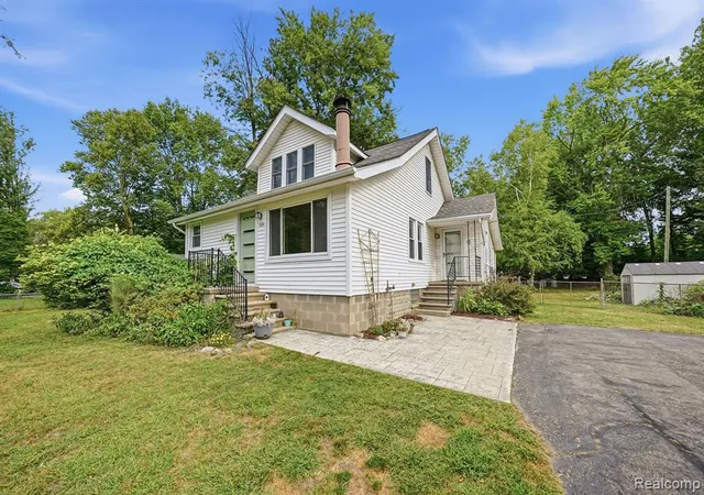 Photo 3 of Single family home for sale at 34004 Kirby St, Farmington Hills, MI 48335 5252 | MLS# 61023596 | Listing updated on 2026-08-30