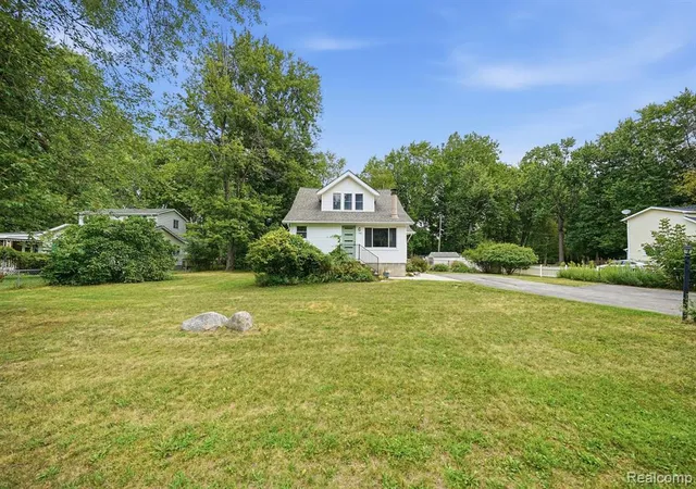 Photo 4 of Single family home for sale at 34004 Kirby St, Farmington Hills, MI 48335 5252 | MLS# 61023596 | Listing updated on 2026-08-30