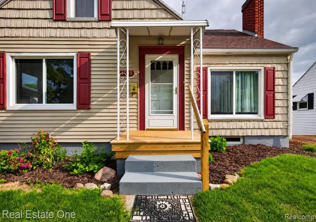Photo 2 of Sale Pending at 1915 Tuscola St, Flint, MI 48503 2125 | MLS# 61025928 | Listing updated on 2026-09-14