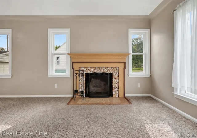 Photo 4 of Sale Pending at 1915 Tuscola St, Flint, MI 48503 2125 | MLS# 61025928 | Listing updated on 2026-09-14