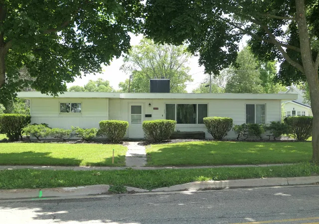 Homes for sale in Alma, MI | 135 Riverside Dr, Alma, MI 48801 | MLS# 80070713