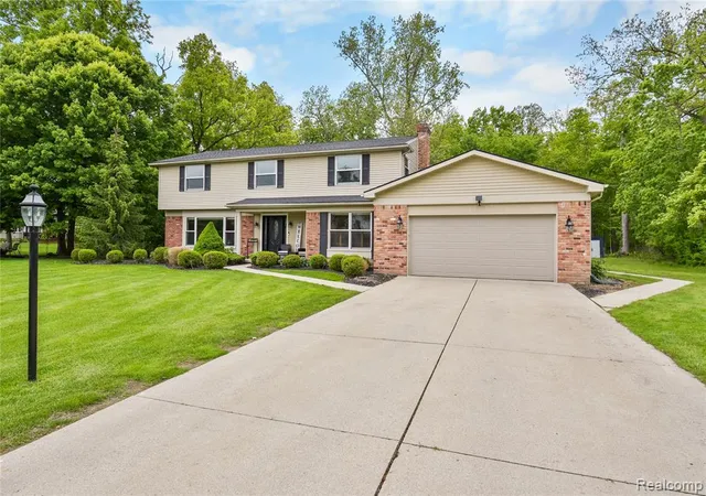 2nd image of 26060 Hidden Ln, Grosse Ile, MI 48138 1826 | MLS# 60999816