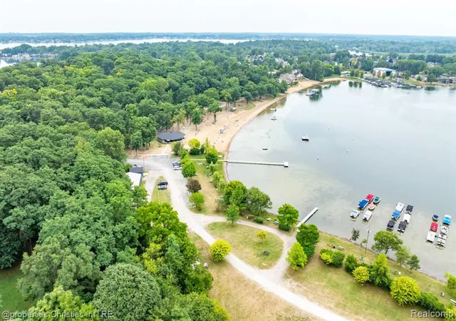 37th image of 545 S Winding Dr, Waterford, MI 48328 | MLS# 61020612