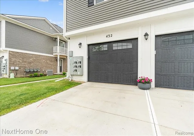 Homes for sale in Saline, MI | 432 Maple Cove Circle, Saline, MI 48176 | Houzeo