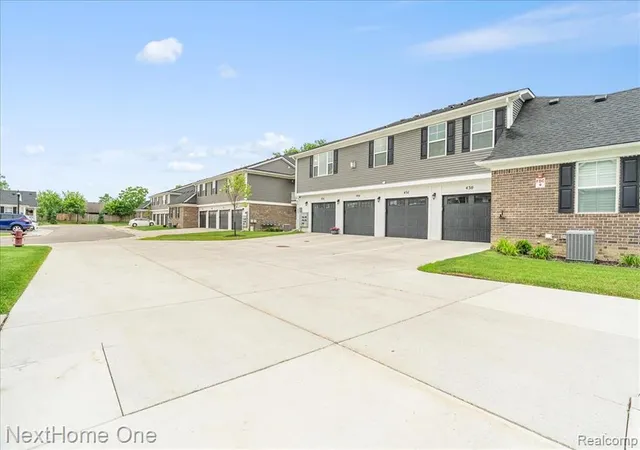 Homes for sale in Saline, MI | 432 Maple Cove Cir #12, Saline, MI 48176 | MLS# 61001171